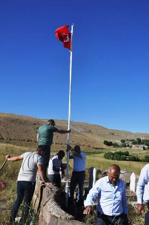 BULANIK'TA 15 TEMMUZ NEDENİYLE, SİVİL ŞEHİT FERİT BULUT KABRİ BAŞINDA ANILARAK BAYRAK DİREĞİ DİKİLDİ